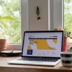 Laptop på ett bord